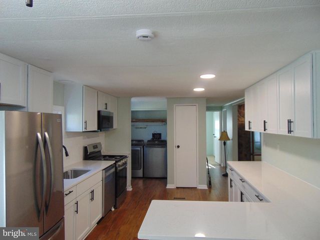 28 SKYLINE DR, Sicklerville, NJ 08081