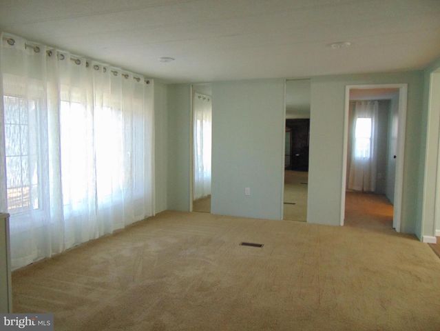 28 SKYLINE DR, Sicklerville, NJ 08081