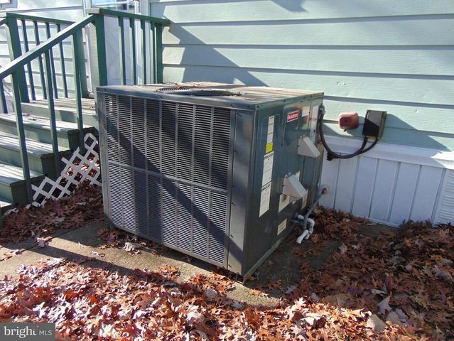 28 SKYLINE DR, Sicklerville, NJ 08081