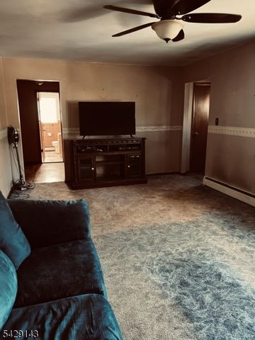 264 Carentan Rd, Hopatcong Boro, NJ 07843