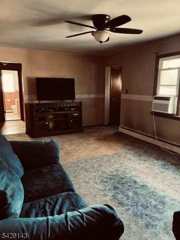 264 Carentan Rd, Hopatcong Boro, NJ 07843