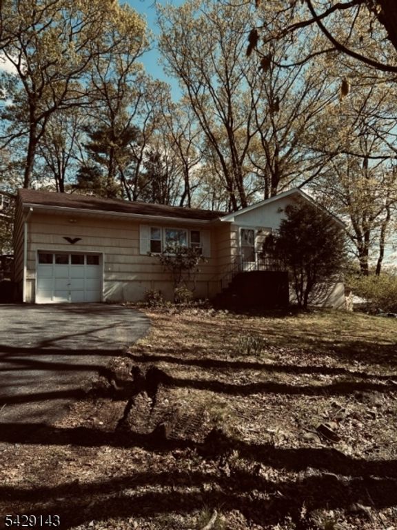 264 Carentan Rd, Hopatcong Boro, NJ 07843
