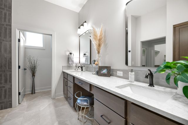 818 N Thornton Ct, Wichita, KS 67235