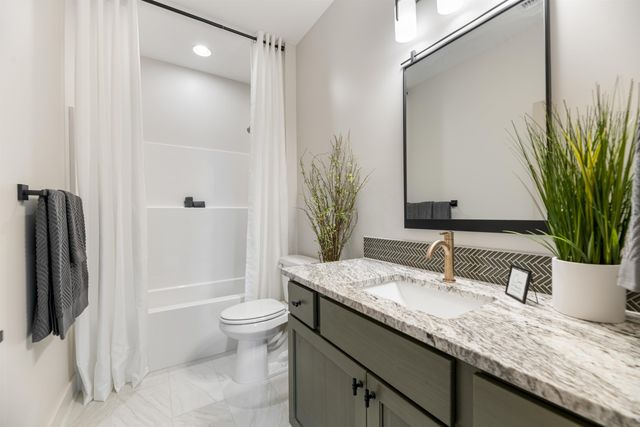 818 N Thornton Ct, Wichita, KS 67235