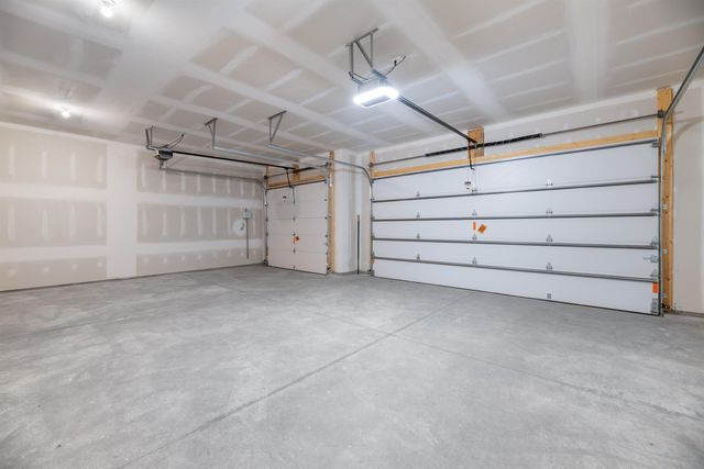 818 N Thornton Ct, Wichita, KS 67235