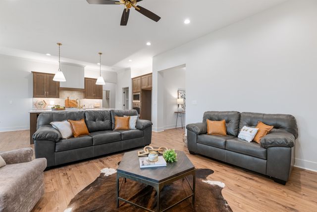 818 N Thornton Ct, Wichita, KS 67235