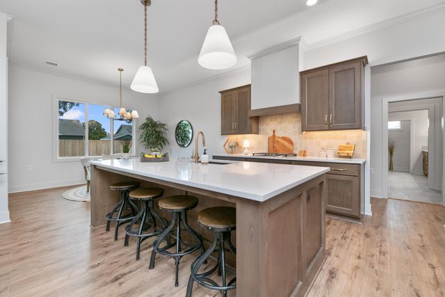 818 N Thornton Ct, Wichita, KS 67235