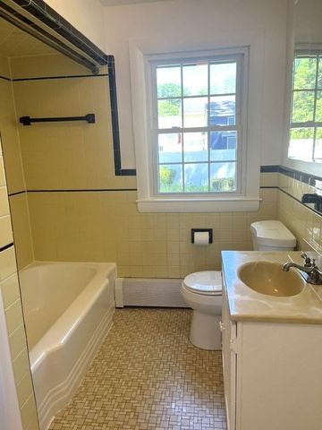 110 Longmeadow Dr, Lowell, MA 01852