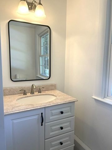 110 Longmeadow Dr, Lowell, MA 01852