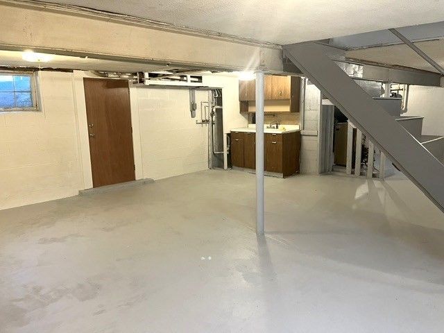 110 Longmeadow Dr, Lowell, MA 01852
