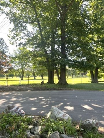 110 Longmeadow Dr, Lowell, MA 01852