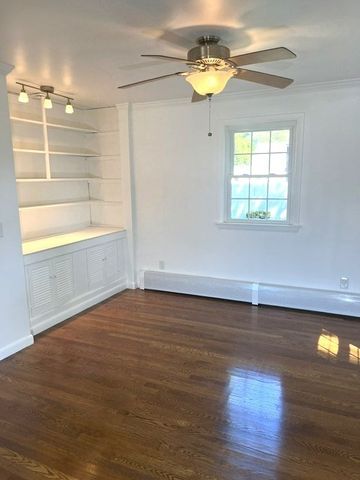 110 Longmeadow Dr, Lowell, MA 01852