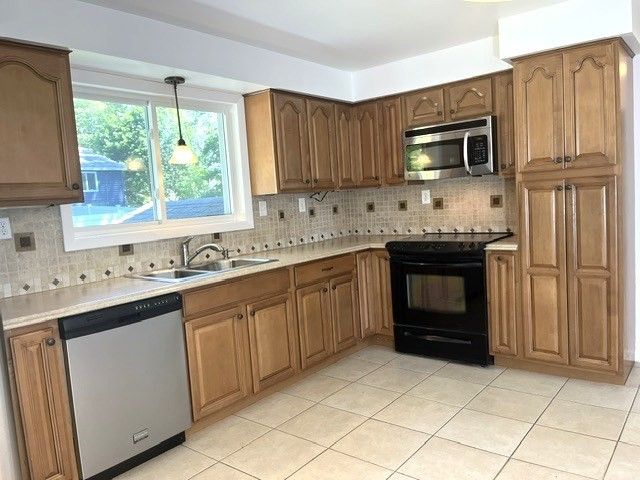 110 Longmeadow Dr, Lowell, MA 01852