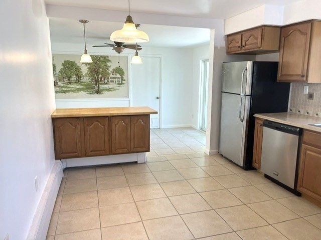 110 Longmeadow Dr, Lowell, MA 01852