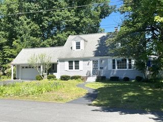 110 Longmeadow Dr, Lowell, MA 01852