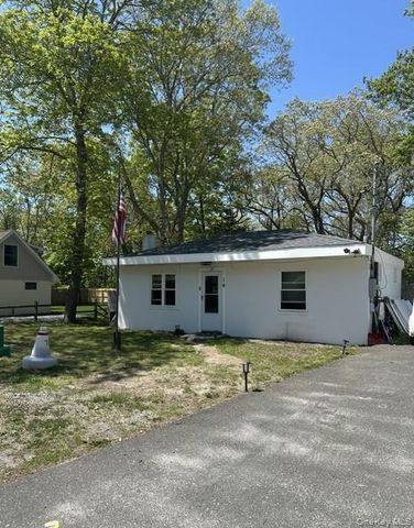 14 Coolidge Road, Hampton Bays, NY 11946