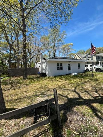 14 Coolidge Road, Hampton Bays, NY 11946