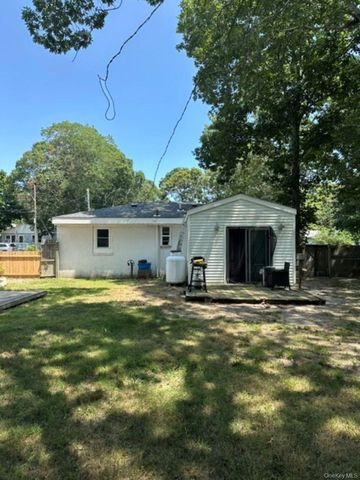 14 Coolidge Road, Hampton Bays, NY 11946