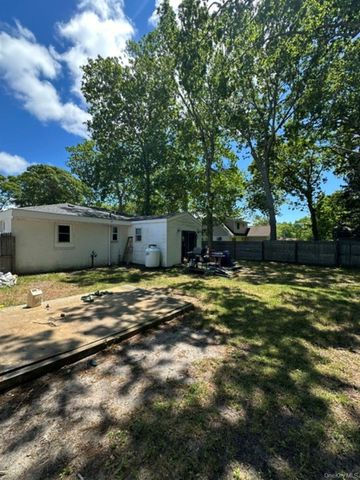 14 Coolidge Road, Hampton Bays, NY 11946
