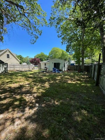 14 Coolidge Road, Hampton Bays, NY 11946