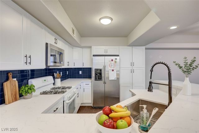 6709 Cobre Azul Avenue 102, Las Vegas, NV 89108