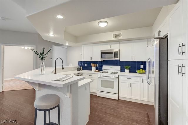 6709 Cobre Azul Avenue 102, Las Vegas, NV 89108