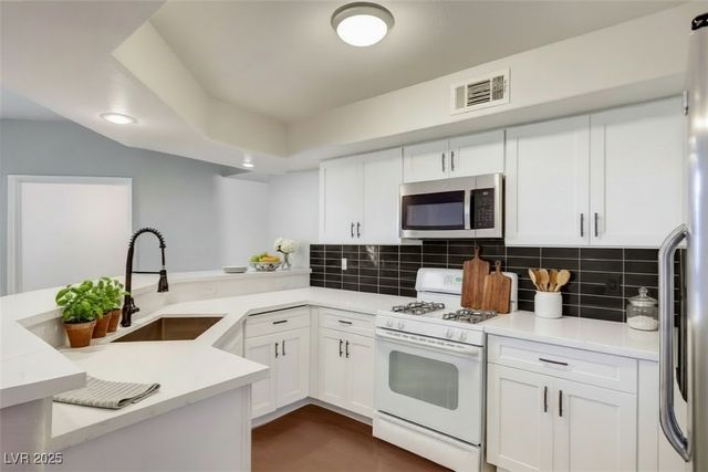 6709 Cobre Azul Avenue 102, Las Vegas, NV 89108