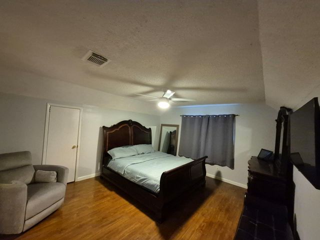 10911 Sageyork Dr, South Houston, TX 77089