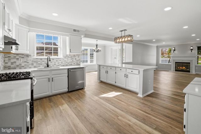 8 MULBERRY ST, Sicklerville, NJ 08081