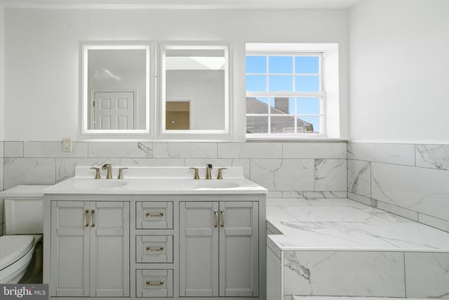 8 MULBERRY ST, Sicklerville, NJ 08081