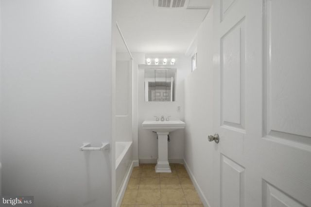 8 MULBERRY ST, Sicklerville, NJ 08081