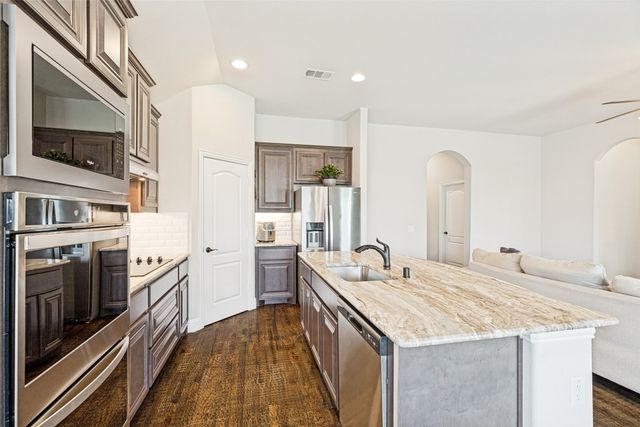 528 Thompson Drive, Van Alstyne, TX 75495