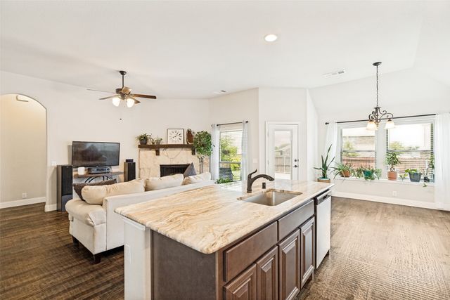 528 Thompson Drive, Van Alstyne, TX 75495
