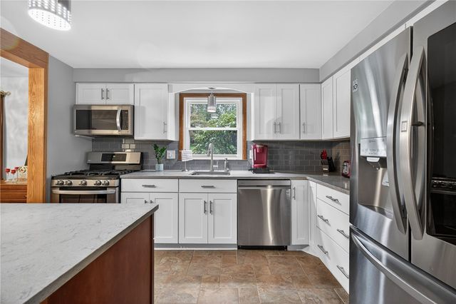 450 Satinwood Dr, West Mifflin, PA 15122