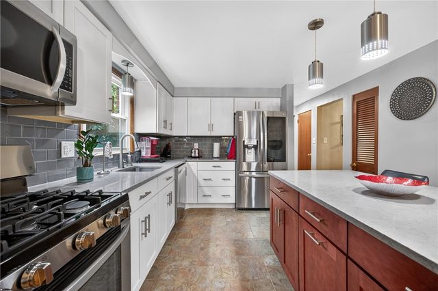 450 Satinwood Dr, West Mifflin, PA 15122