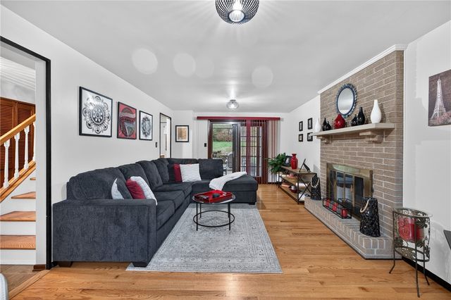 450 Satinwood Dr, West Mifflin, PA 15122