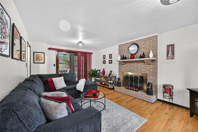 450 Satinwood Dr, West Mifflin, PA 15122