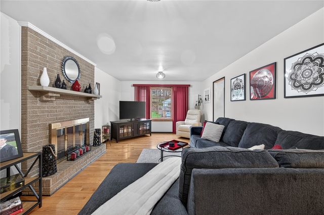 450 Satinwood Dr, West Mifflin, PA 15122