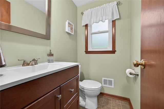 450 Satinwood Dr, West Mifflin, PA 15122