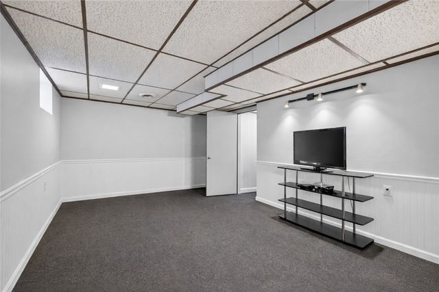 450 Satinwood Dr, West Mifflin, PA 15122