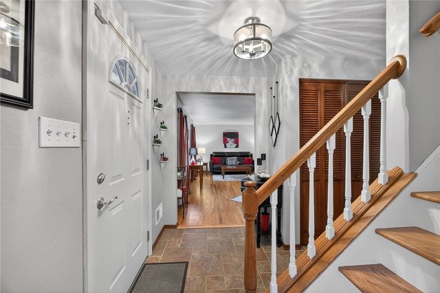 450 Satinwood Dr, West Mifflin, PA 15122