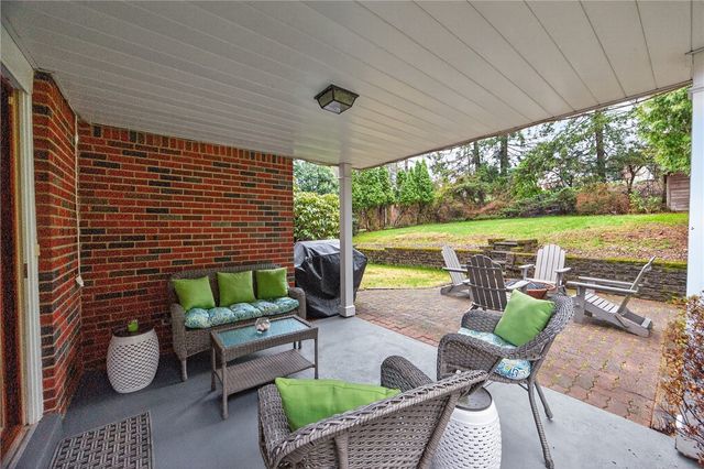 450 Satinwood Dr, West Mifflin, PA 15122