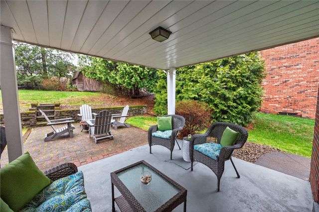 450 Satinwood Dr, West Mifflin, PA 15122