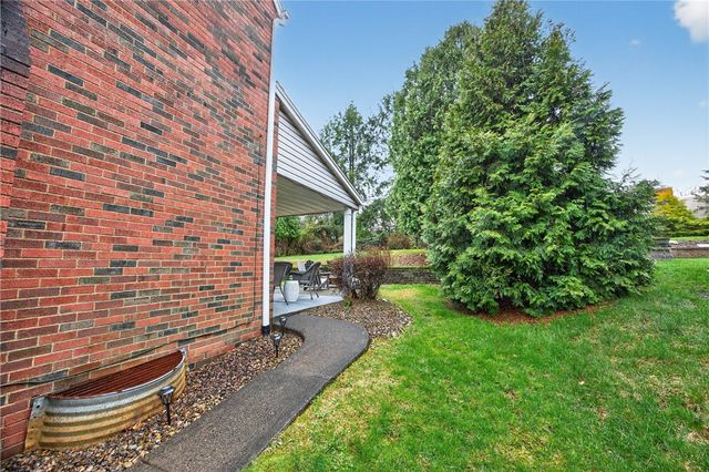 450 Satinwood Dr, West Mifflin, PA 15122