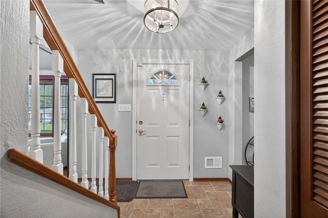 450 Satinwood Dr, West Mifflin, PA 15122