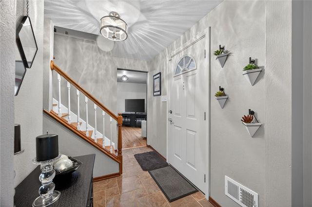 450 Satinwood Dr, West Mifflin, PA 15122