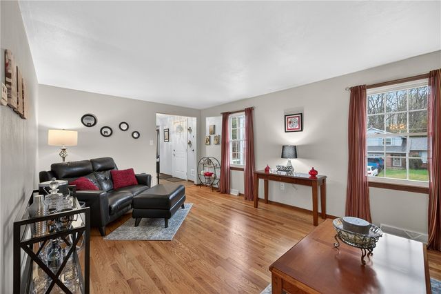 450 Satinwood Dr, West Mifflin, PA 15122