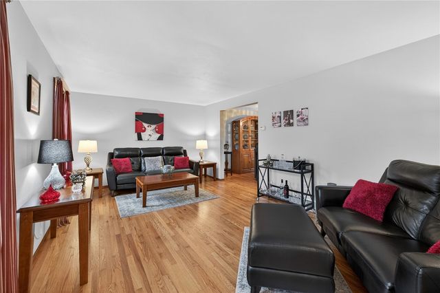 450 Satinwood Dr, West Mifflin, PA 15122