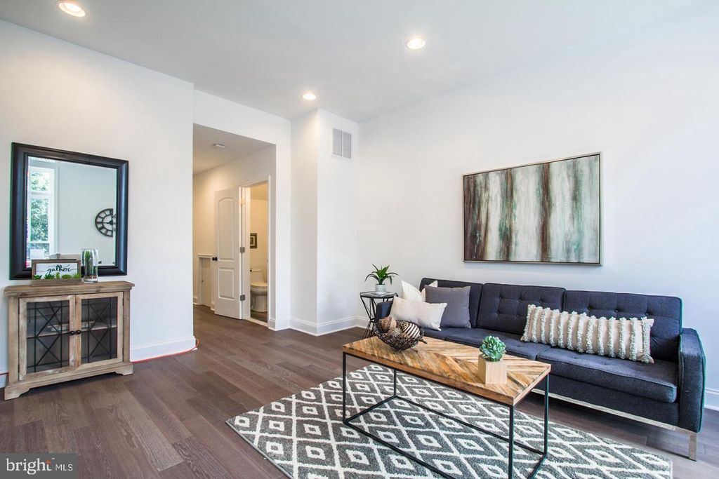 209 S WASHINGTON ST, Baltimore, MD 21231