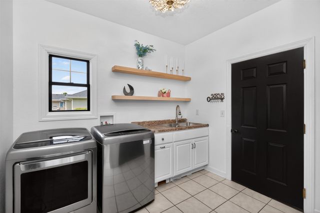 2403 W 10th Avenue, Indianola, IA 50125
